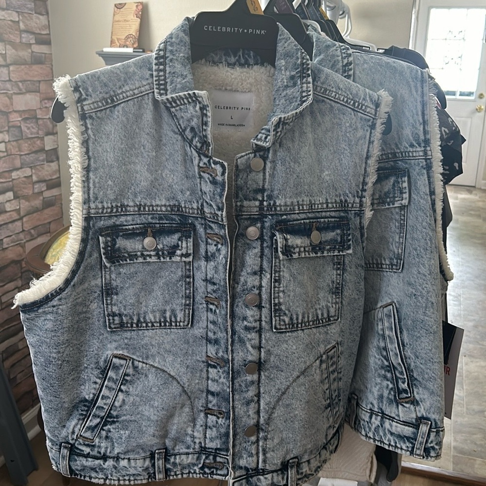 "Stylish Denim Jacket: Short Sleeve Fashion Must-Have for Every Wardrobe"